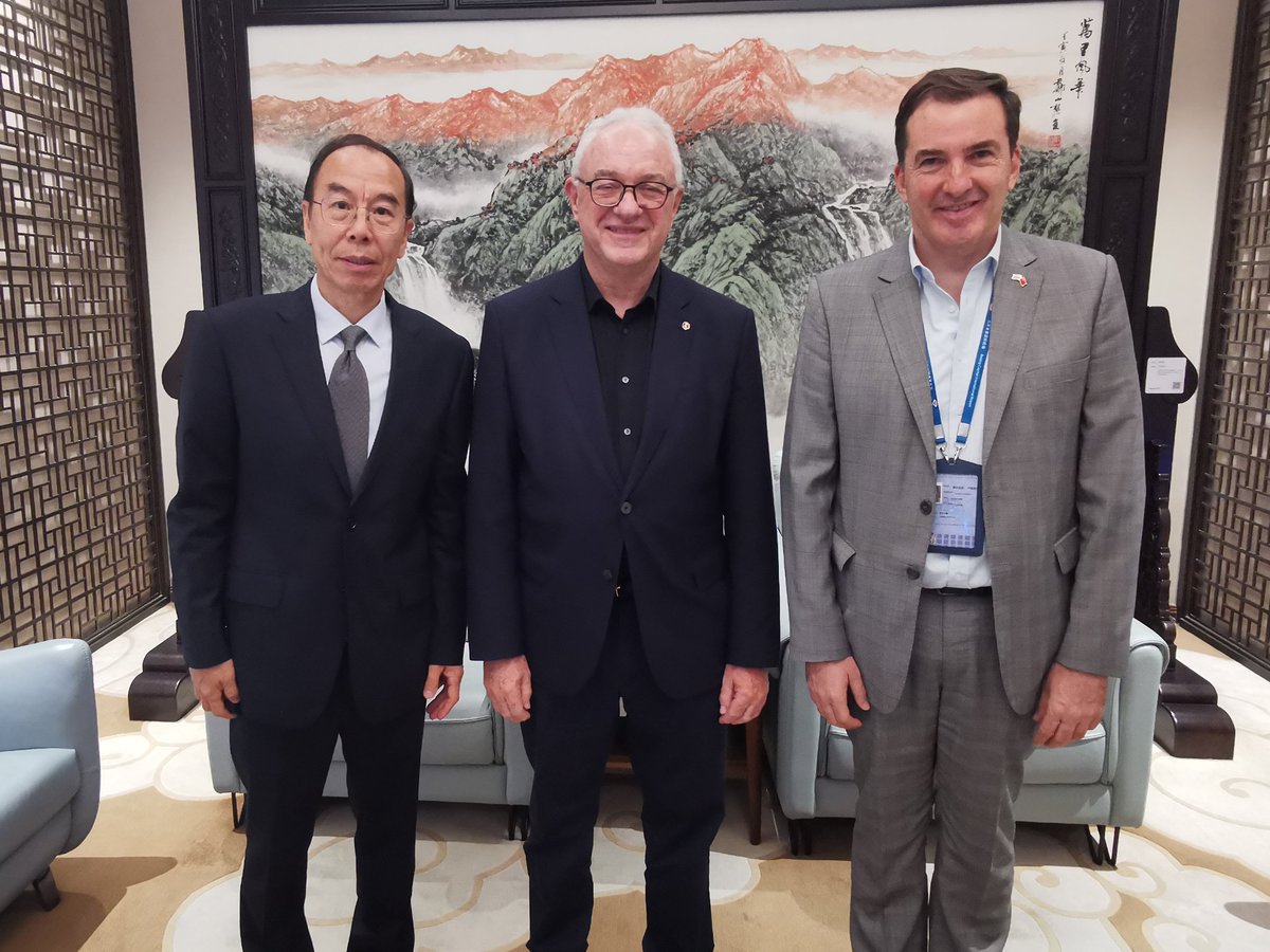 Chen Ping 陈平 (@chenpingmfa) on Twitter photo Me despedí en nombre del Gob chino 🇨🇳 del canciller uruguayo🇺🇾 Sr. <a href="/MinLubetkinUy/">Mario Lubetkin</a>, con quien conversé sobre la IV reunión ministerial del Foro China-CELAC y le transmití mi sentido dolor por el fallecimiento del gran líder del pueblo uruguayo Pepe Mujica. Me despedí en nombre del Gob chino 🇨🇳 del canciller uruguayo🇺🇾 Sr. <a href="/MinLubetkinUy/">Mario Lubetkin</a>, con quien conversé sobre la IV reunión ministerial del Foro China-CELAC y le transmití mi sentido dolor por el fallecimiento del gran líder del pueblo uruguayo Pepe Mujica.