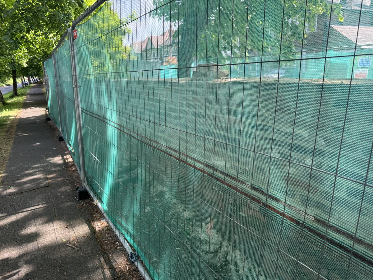 LabourWollatonW's tweet image. Wollaton West councillors were out today with our fantastic CPO
Team reporting issues in the area and speaking to residents.
We are always here to support.
Good to seek work on rebuilding the wall on the slip road along Wollaton Rd is underway. 🧱