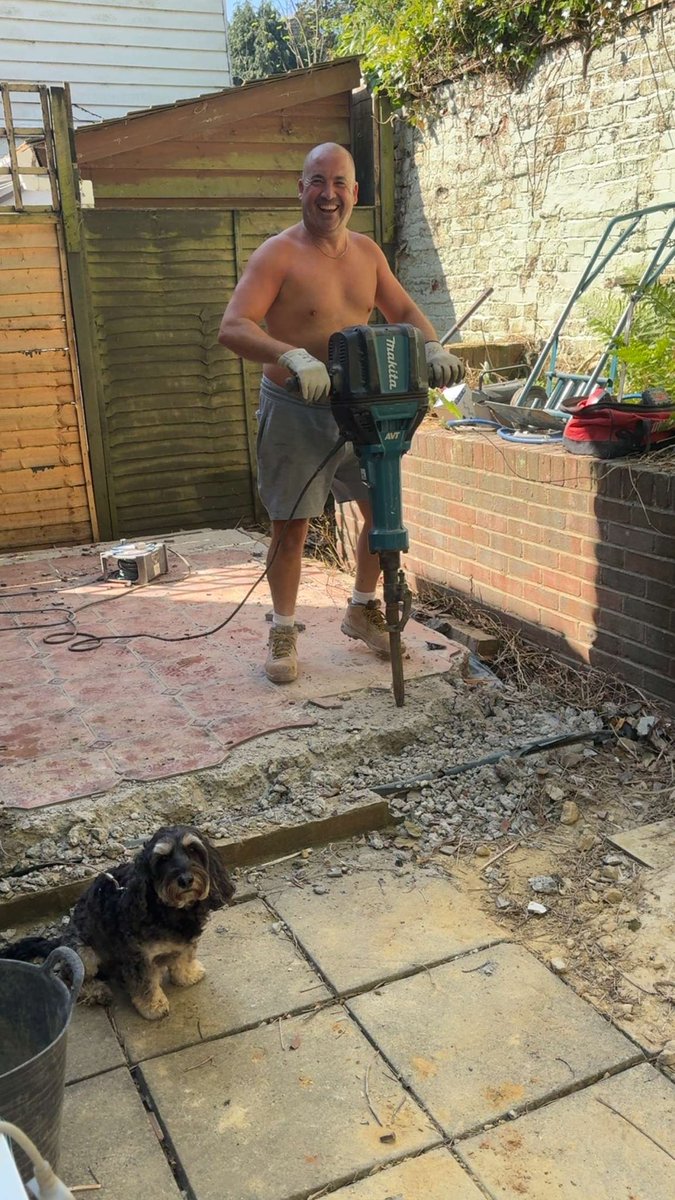 ChrisPunyer's tweet image. Always smiling whilst at work #demolition #makita #whatatool