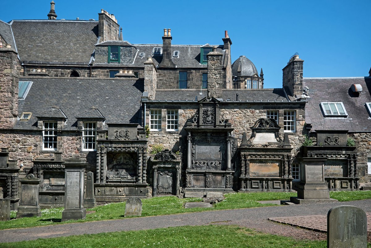 AlanWilson_SP's tweet image. Taken this afternoon, mural monuments in Greyfriars Kirkyard backing onto Candlemaker Row.
#Edinburgh