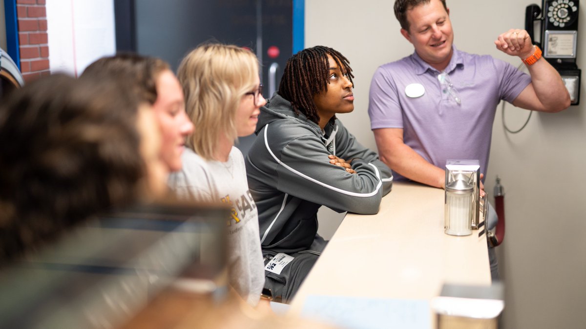 This spring, 14 student-athletes completed their year-long AthLeaders program, culminating with a tour of the Chick-fil-A Support Center in College Park 👏

Full story 📰 tinyurl.com/28wfrcwy

#SeeUs | #HootyHoo