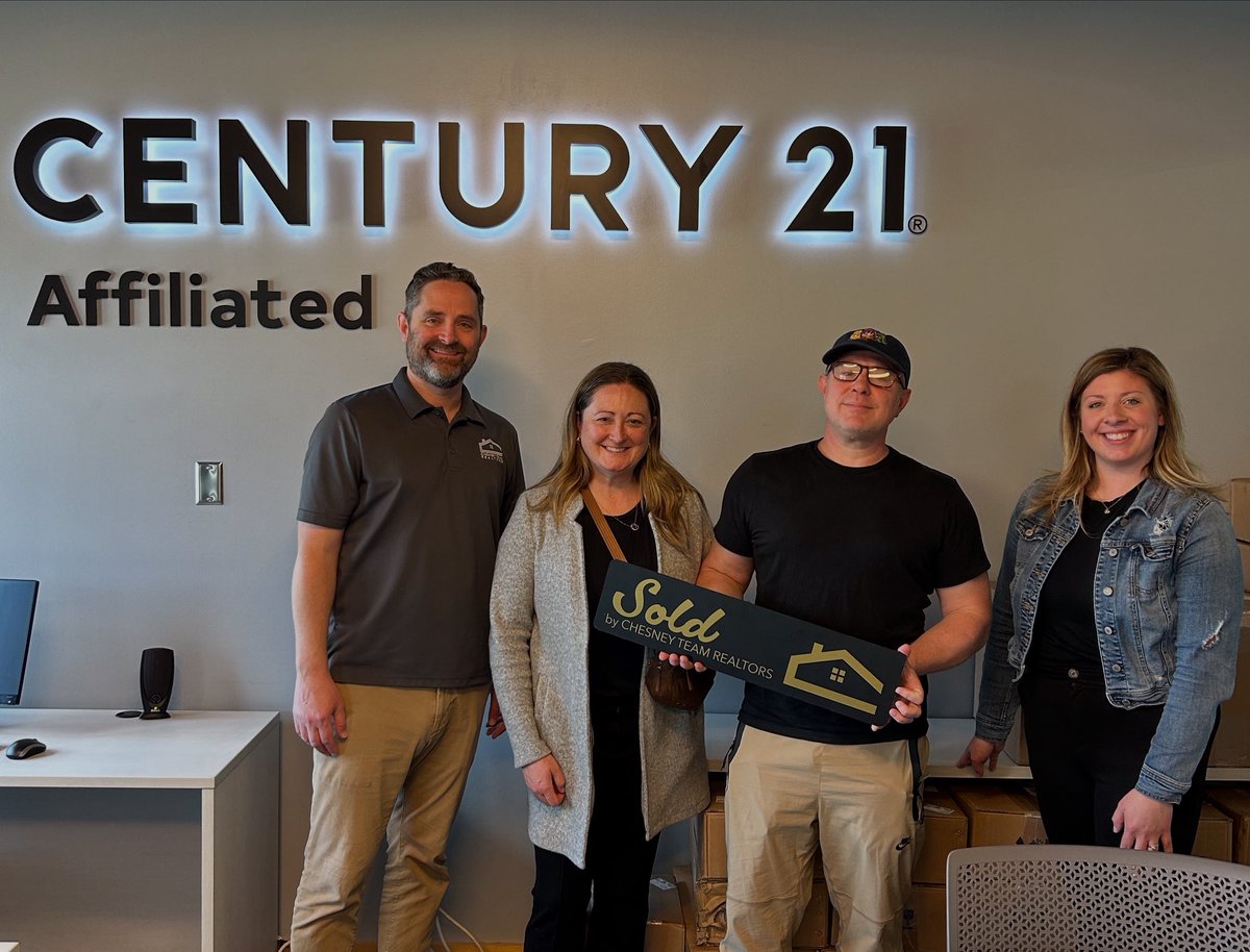 ckchesney's tweet photo. 🍾🏠🤩 Big congrats to Rob and Jenni! 

💵😃 Way over asking price offer in just a few days!

🤔 How, you ask?

📲 Call or text 734-478-3540 to learn how our unique marketing plan worked them…and could work for you!

@ChesneyTeam https://t.co/ACRRTepMJZ