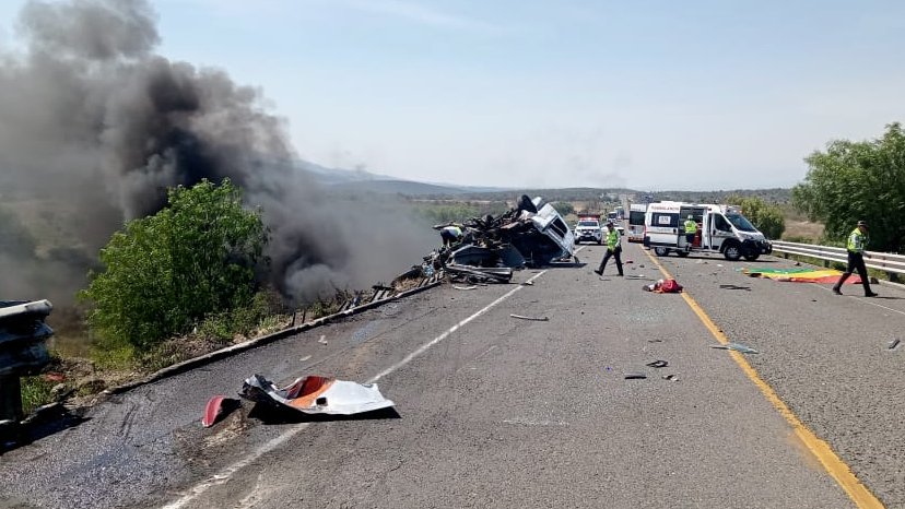 elsoldepuebla1's tweet photo. . @GN_Carreteras informa:
#TomePrecauciónes en #Pueba se registra cierre total de circulación por Vehículo incendiado, cerca del km 027+300 carretera (570) Ent. Cuacnopalan-Oaxaca, Atienda indicación vial. https://t.co/ALa3Lpemz0