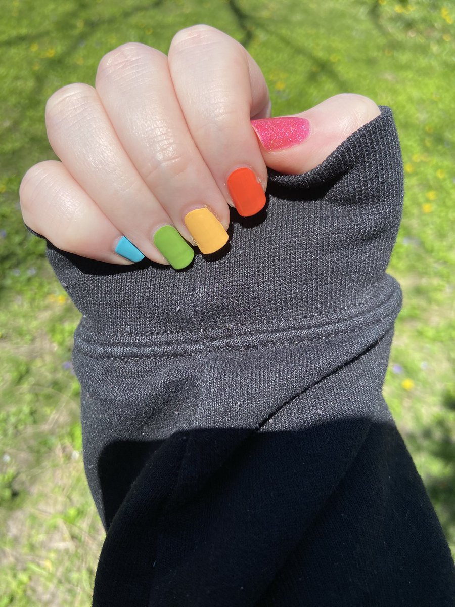 anni3magic's tweet image. spring finally feeling like spring yippee !! 🩷🧡💛💚💙✨