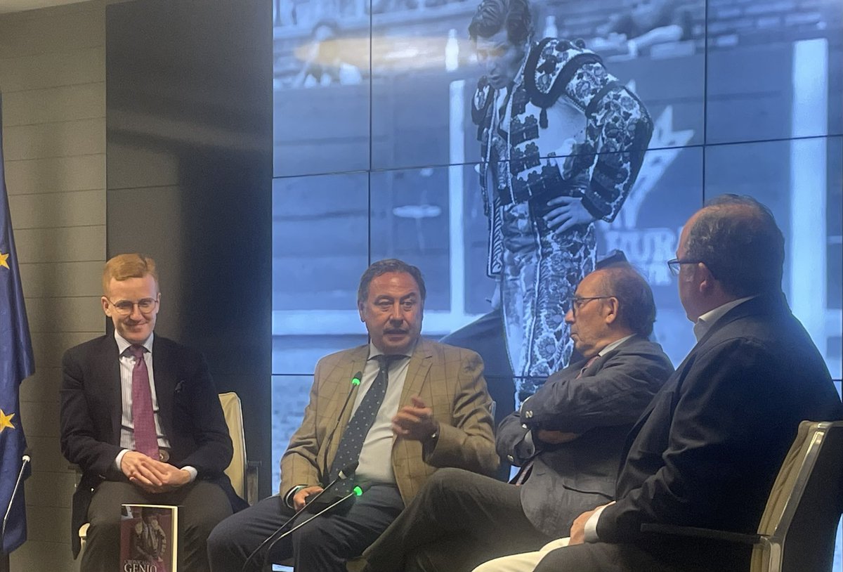 Bonito acto de presentación del libro del gran Manolo Viera, "Crónicas de un genio, Morante de la Pueblo", con fotografías de Eduardo Porcuna.
Enhorabuena por mostrarnos en su obra la figura de un maestro único y trascendental en la tauromaquia, puente entre su pasado y presente.