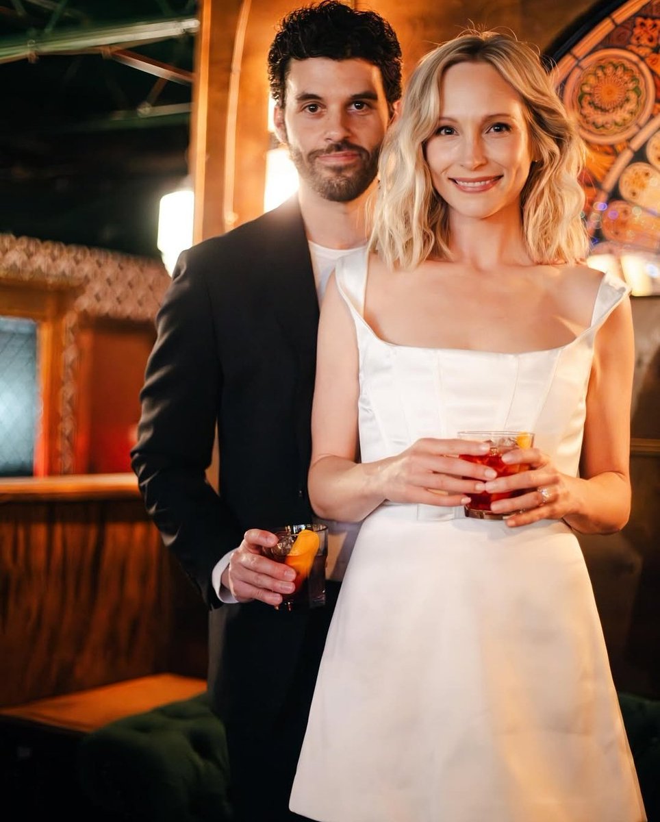 CandiceUpdate's tweet image. I had to come back to post this because:
1) She looks stunning.
2) I'm so happy and excited for her. 
3) It reminded me how much I used to love coming on here and share it all with you ❤️ I miss this, I miss you all.

💍 Candice is engaged to Steven Krueger.