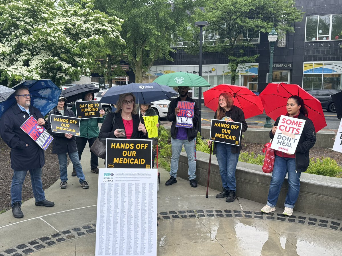ESVoices's tweet image. Today, Empire State Voices joined @HealthEdProject, @1199SEIU, and @nynurses for a press conference in Peekskil around the harmful effects Medicaid cuts could bring to the Hudson valley.
We call on @RepMikeLawler to vote no on any bill that cuts Medicaid.