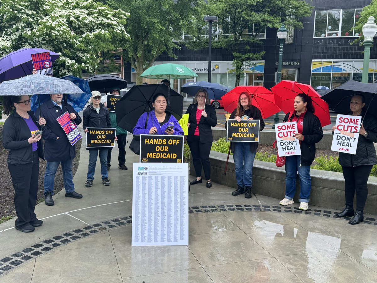 ESVoices's tweet image. Today, Empire State Voices joined @HealthEdProject, @1199SEIU, and @nynurses for a press conference in Peekskil around the harmful effects Medicaid cuts could bring to the Hudson valley.
We call on @RepMikeLawler to vote no on any bill that cuts Medicaid.
