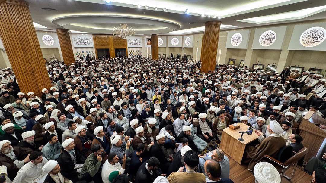 در میانه‌ی سروصداهای فجازی، لذت می‌بریم از تماشای این رویداد بزرگ. از ملاقات دو دریا. از درخشش نگین قم در حلقه‌ی نجف. از تماشای این اقیانوس آرام.