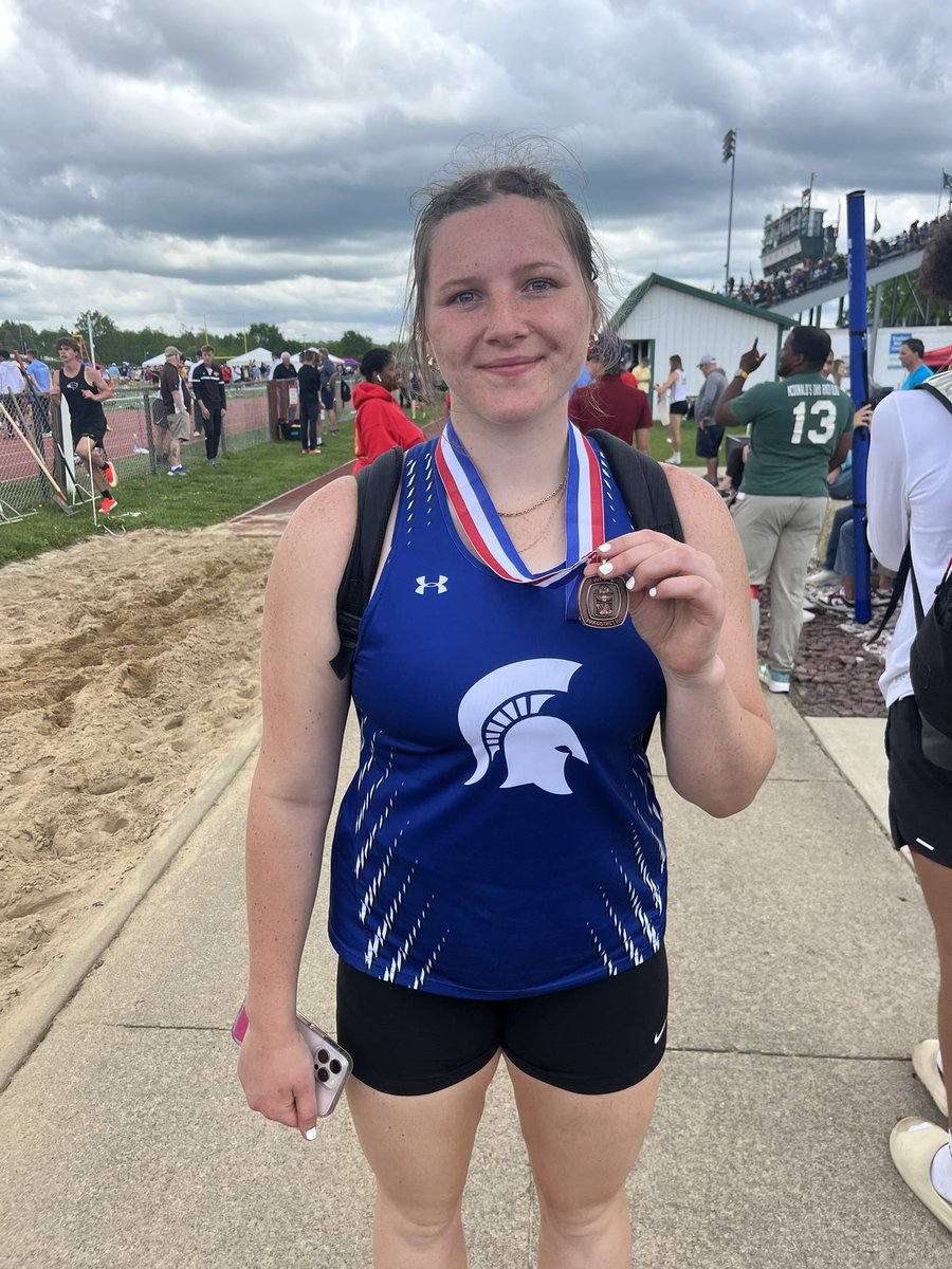 Katie Dolinski placed 5th on the discus with a throw of 117’5”