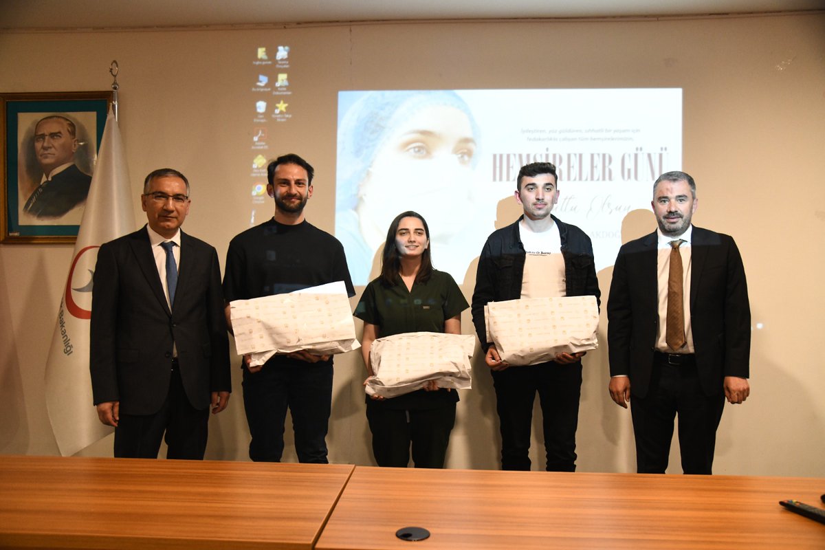pursaklar_ank's tweet photo. Kaymakamımız Üzeyir Aziz Özeren ve Belediye Başkanımız Ertuğrul Çetin Hemşireler Haftası münasebetiyle Pursaklar Devlet Hastanemizde düzenlenen programda hemşilerimizle bir araya gelerek günlerini tebrik ettiler ve çiçek takdim ettiler. https://t.co/AnOT4gVJRK