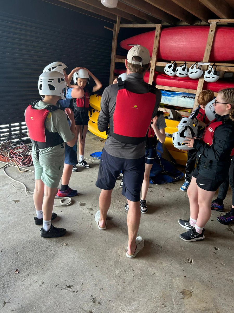 stelizabethsm22's tweet image. Year 5 are enjoying all their activities from hiking to kayaking. #havingfun