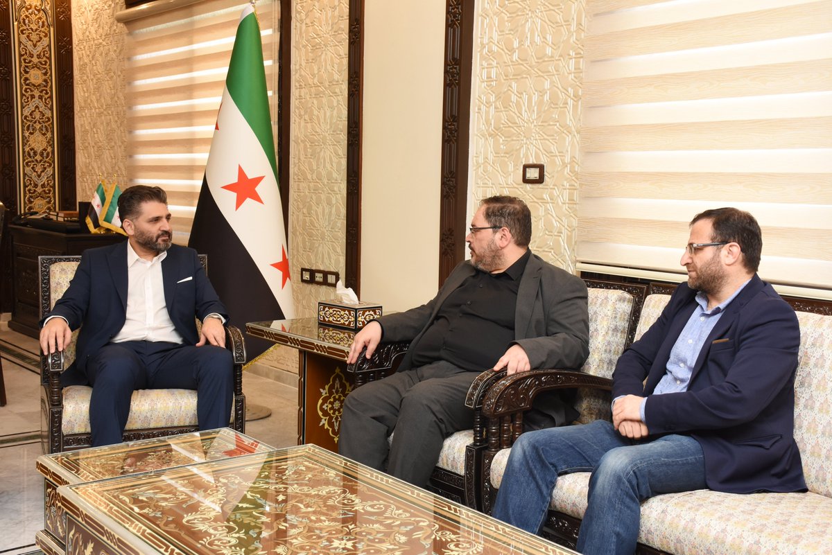 mocsyr's tweet photo. في إطار دعم الحراك الثقافي وتعزيز دور منظمات المجتمع المدني، التقى وزير الثقافة السوري الأستاذ محمد ياسين صالح وفداً من جمعية "عطاء للإغاثة الإنسانية"، وهي من المنظمات السورية العاملة في الداخل السوري والرائدة في مجالات التعليم والتنمية والإغاثة والثقافة.
#وزارة_الثقافة_السورية https://t.co/oNDPcshiNe