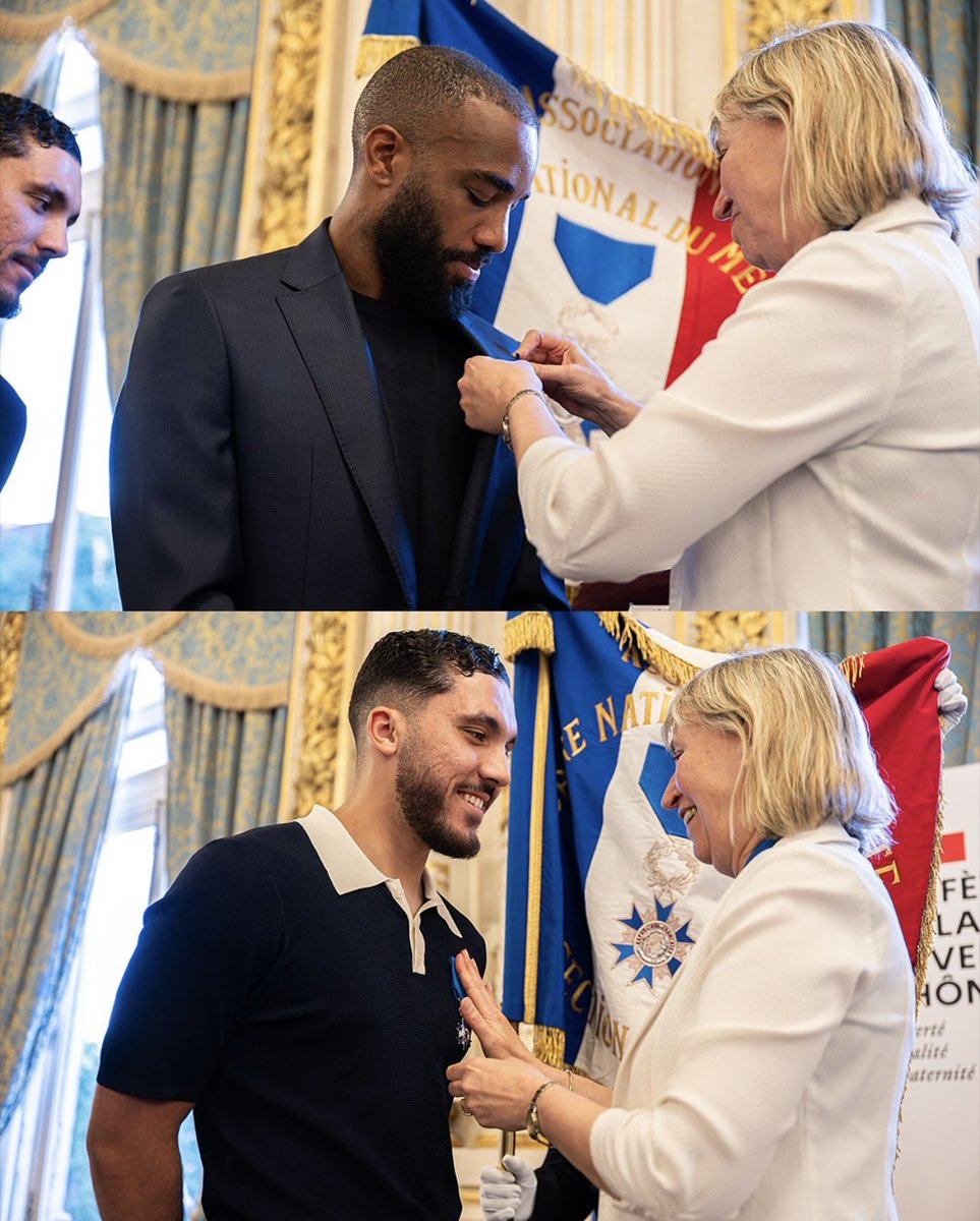 Bafétimbi Gomis (@bafgomis) on Twitter photo Assister à la remise de la médaille de chevalier de l’Ordre national du Mérite à <a href="/rayan_cherki/">Rayan Cherki</a> et <a href="/LacazetteAlex/">Alexandre Lacazette</a> a été un moment fort, plein d’émotion et de fierté 🇫🇷
Deux hommes, deux parcours singuliers, unis par la passion du football, le travail et une profonde humanité. Assister à la remise de la médaille de chevalier de l’Ordre national du Mérite à <a href="/rayan_cherki/">Rayan Cherki</a> et <a href="/LacazetteAlex/">Alexandre Lacazette</a> a été un moment fort, plein d’émotion et de fierté 🇫🇷
Deux hommes, deux parcours singuliers, unis par la passion du football, le travail et une profonde humanité.