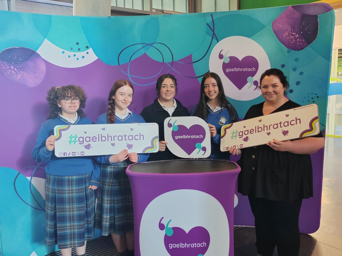 Bronnadh an Gaelbhratach ar Choiste 24-25 GCCD i gColáiste Mhuire Gan Smál i Luimneach. Seo an dara brat déag atá bainte amach ag an scoil. Bail ó Dhia ar an obair leanúnach seo! 👏🏻 #Gaeilge <a href="/GaelLinn/">Gael Linn</a>