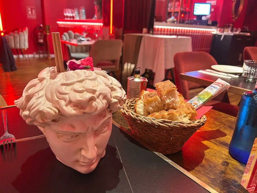 TragourmetBlog's tweet image. ✨ Mamma Pazzo ha llegado a Valencia para revolucionar la cocina italiana. ✨   Si te apasiona la pasta fresca, las pizzas artesanales y los mejores cocktails, este es tu lugar 🍷🍕 tragourmet.com/mamma-pazzo-re…  #RestauranteItaliano #PastaFresca #PizzaArtesanal #Cocktails #MammaPazzo