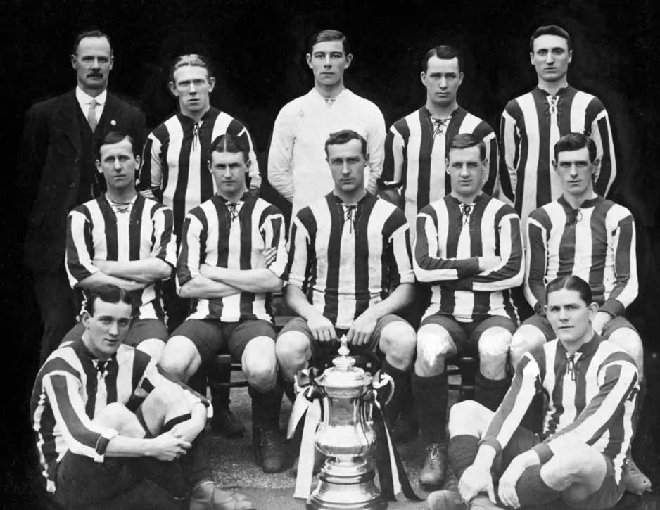 Sheffield United players pose with the FA Cup back in 1925

#SUFC #SheffieldUnited #Blades #FACup