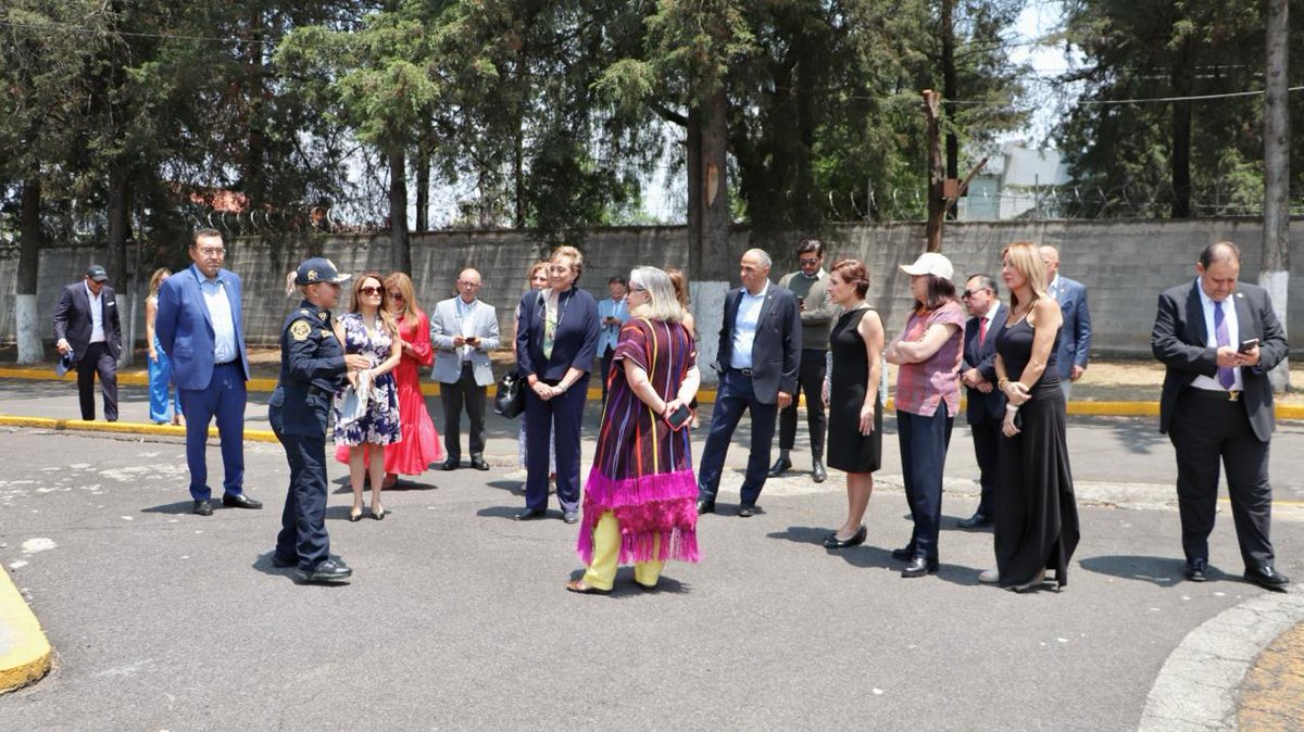 Durante nuestro recorrido por la #UNIPOL, conocimos el CERV, el Centro de Entrenamiento de Realidad Virtual, donde la innovación y la tecnología fortalecen la formación de las y los policías para enfrentar desafíos reales con mejores herramientas. 👮‍♂️🚨🚔💡