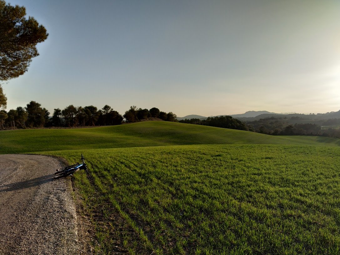 preservemlanoia's tweet photo. L’Anoia és un bon lloc per viure. 
Si volem seguir gaudint del nostre entorn natural (tant proper!), hem de preservar-lo.  
I ara encara més, que tenim els voltors de l’oligopoli elèctric intentant fer negoci amb les nostres terres. 

Podem lluitar-ho! 💪🏽 https://t.co/wFpuy2tWcR