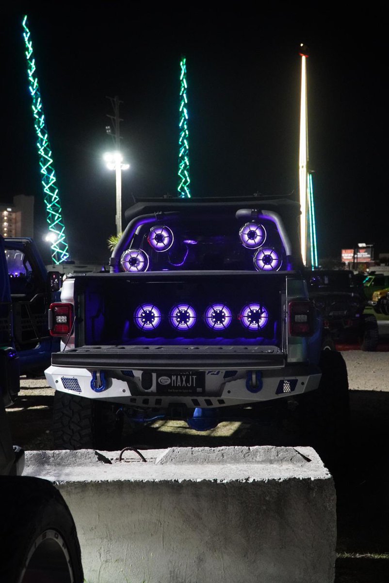 DS18Sound's tweet image. Took the #TopOff yesterday at Hammerhead Fred’s— #ToplessTuesday hits different with DS18 #OnDeck 🔊🌴

Fred's was filled with nothing but LOUD from #TEAMDS18! THIS is how you start Jeep Jam! 🚙💨

Catch #TEAMDS18 turning up all week long🎚️Let’s make this one for the books #PCB !