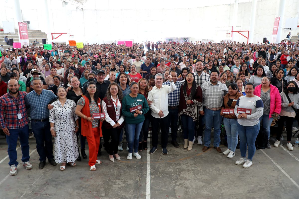 BienestarEdoMx's tweet photo. En representación de la Gobernadora @delfinagomeza, el secretario de Bienestar, @jcgrmx, entregó más de mil 600 tarjetas #MujeresConBienestar a mexiquenses de Acambay, Aculco, Chapa de Mota, Jilotepec, Morelos, Soyaniquilpan, Temascalcingo y Villa del Carbón.
#ElPoderDeServir https://t.co/QsmNnbozA9