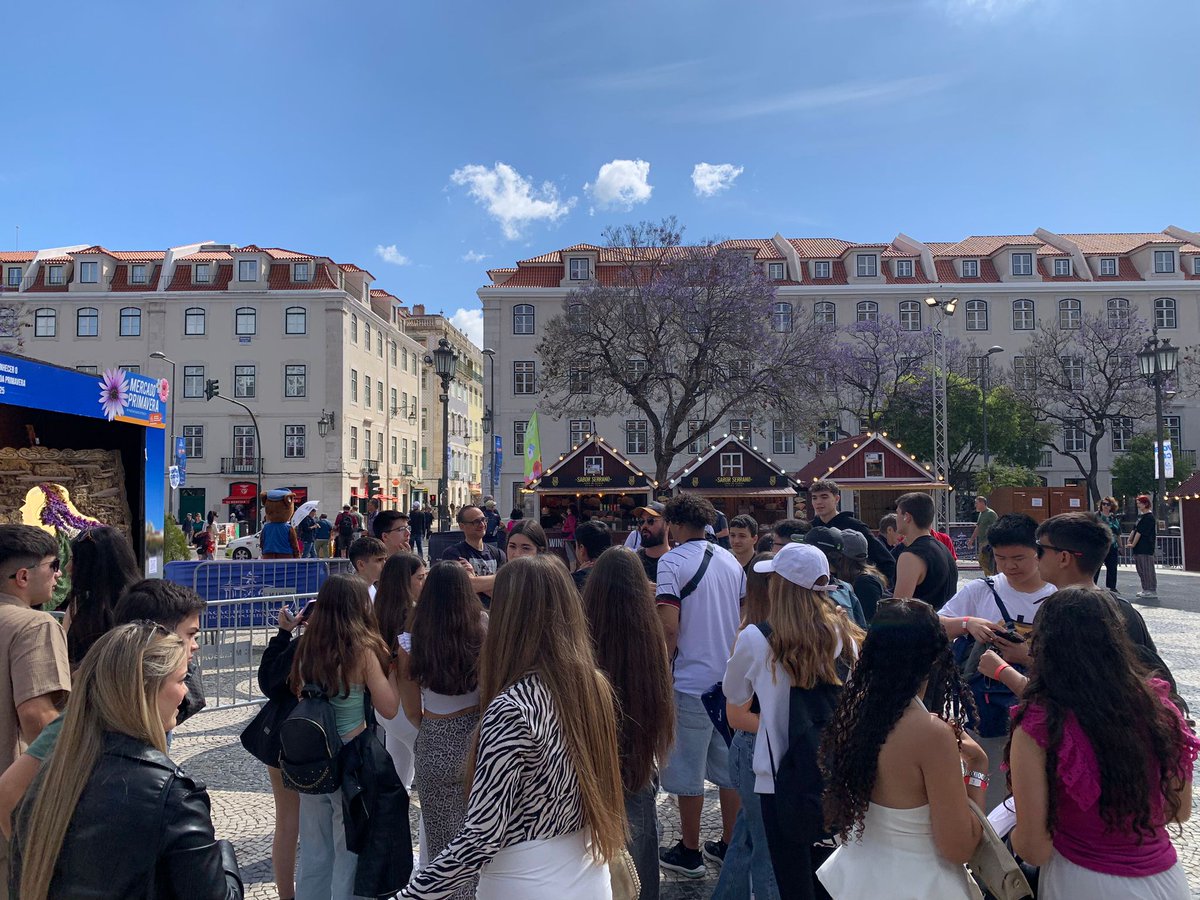 Aquest matí els alumnes de 4t ESO han estrenat la capital, Lisboa, amb una visita guiada. A més a més, han fet la pujada amb l'elevador de Santa Justa.