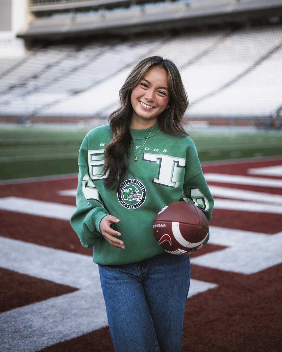 Emma Decasa (@emmadecasaphoto) on Twitter photo Next stop: New York Jets.
I’m incredibly honored and thrilled to announce I will be joining the <a href="/nyjets/">New York Jets</a> as a Photography Intern! I cannot wait for what’s to come in New York.
Thank you endlessly <a href="/sarahsnyphoto/">Sarah Snyder</a> and <a href="/DanSzpakowski/">Dan Szpakowski</a> for the opportunity of a lifetime.
#JetUp 🛫📸 Next stop: New York Jets.
I’m incredibly honored and thrilled to announce I will be joining the <a href="/nyjets/">New York Jets</a> as a Photography Intern! I cannot wait for what’s to come in New York.
Thank you endlessly <a href="/sarahsnyphoto/">Sarah Snyder</a> and <a href="/DanSzpakowski/">Dan Szpakowski</a> for the opportunity of a lifetime.
#JetUp 🛫📸