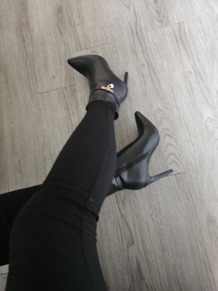 Ich trete dir sonst wo hin und du lächerliches etwas zahlst noch dafür 🤣