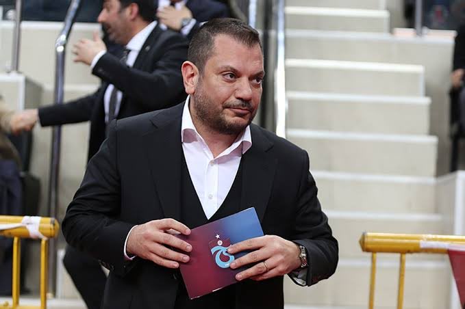 Koca bir 3 sene oldu. Taraftarlar bugüne kadar ıslıklayarak bile bir isyan duygusu gösteriyordu, tepki veriyordu. Artık bu tepki bile yok. Sadece sessizlik var. Trabzonspor, hiç bu kadar aciz duruma düşmemişti. Yapmayın, istifa kararı alın, kongreye gidelim.
