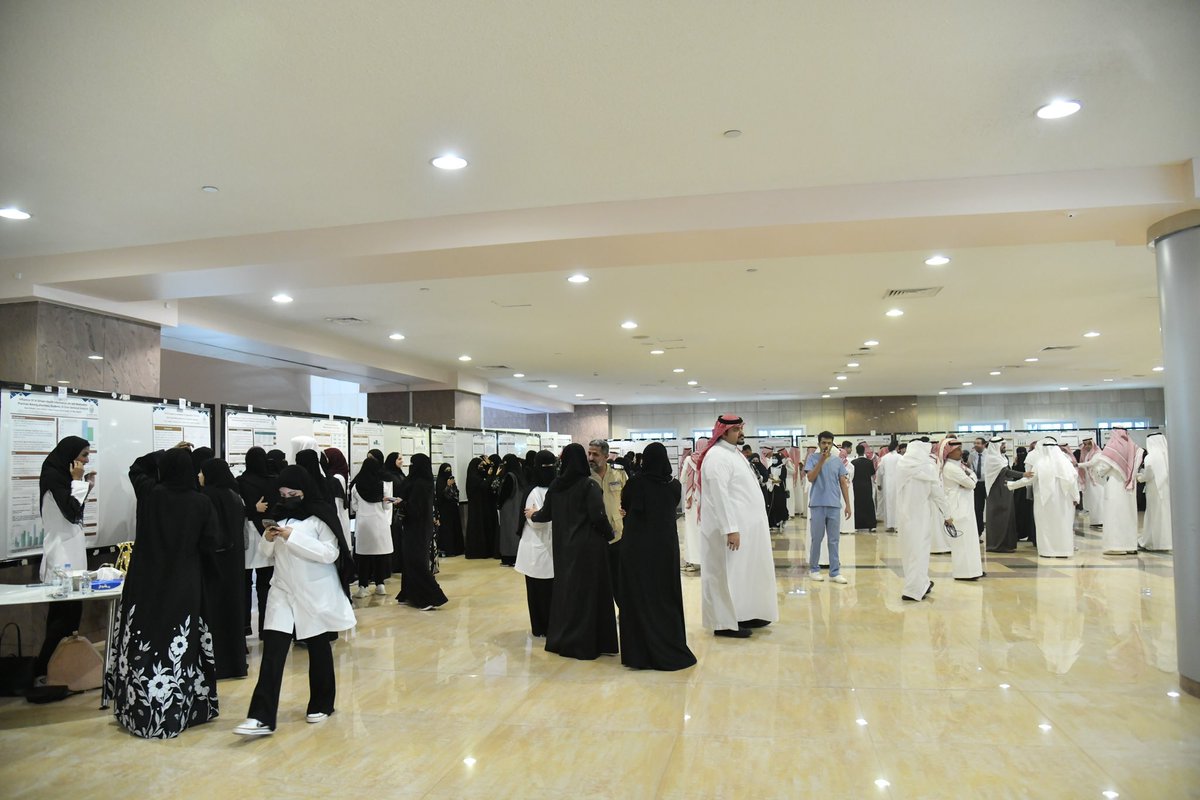 برعاية كريمة من سعادة رئيس الجامعة<a href="/uqu_edu/">جامعة أم القرى</a> وبحضور مميز من سعادة وكلاء الجامعة، انطلقت فعاليات النسخة الثالثة من ملتقى“صيادلة المستقبل”<a href="/uqupharmacy/">UQU Pharmacy كلية الصيدلة</a> وقد شهد الملتقى لقاءً متجددًا مع نخبة من الخبراء في قطاعات متنوعة بمجال الصيدلة،بهدف تعزيز سبل التواصل الفعّال مع مختلف قطاعات العمل