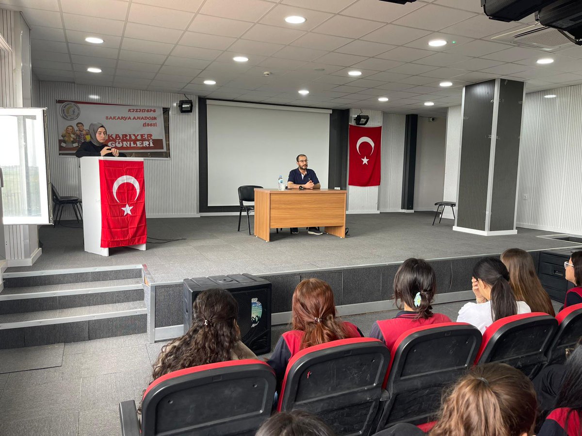 Okulumuz kariyer günleri kapsamında, 22.04.2025 tarihinde Artuklu Üniversitesi tıp fakültesi asistan Dr. Hamza Oktay bizimleydi. Meslek hayatının güzelliklerini ve zorluklarını paylaştı.Öğrencilerimizden gelen soruları cevapladı.Bu program için kendilerine teşekkür ederiz.