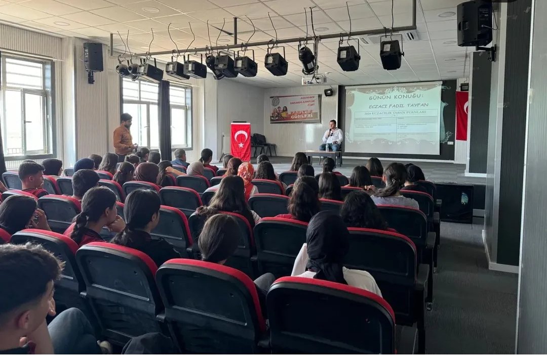 Okulumuz kariyer günleri kapsamında, 21.04.2025 tarihinde Eczacı Fadıl TAYFAN bizimleydi. Meslek hayatının güzelliklerini ve zorluklarını paylaştı. Öğrencilerimizden gelen soruları cevapladı. Bu program için kendilerine teşekkür ederiz. 

#kariyergünleri