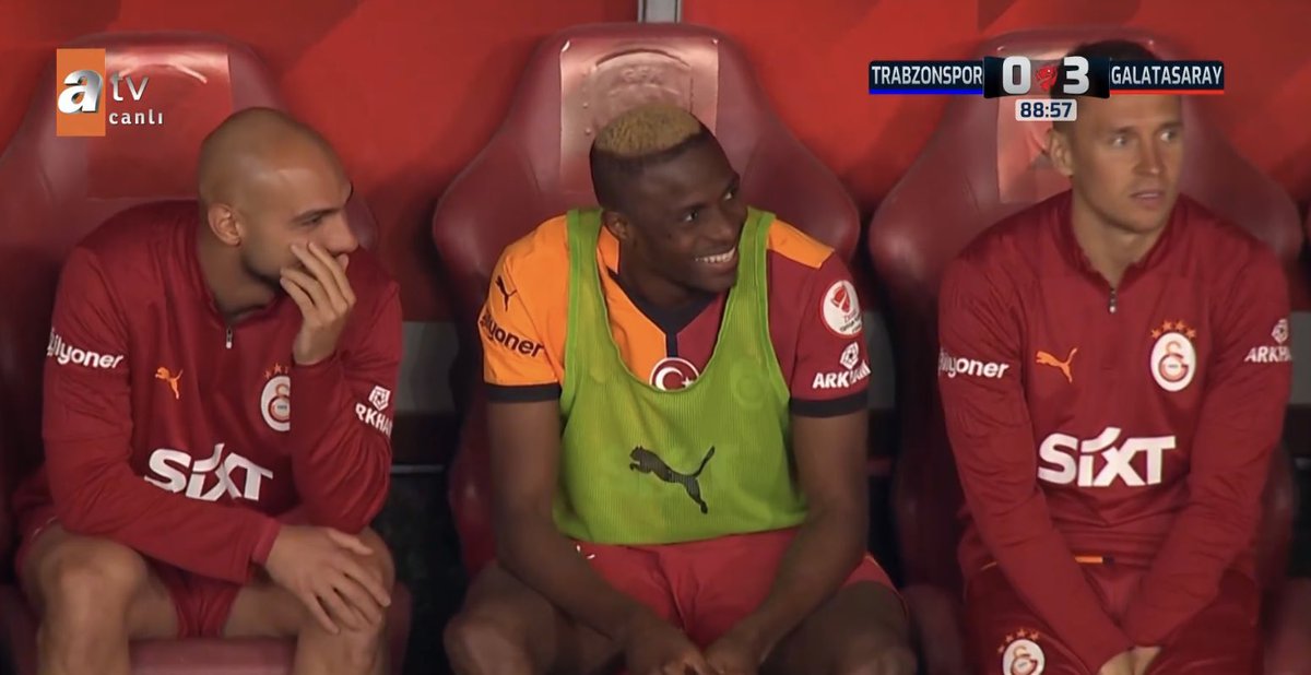 Taraftar çıldırdı Osimhen’i al tezahuratlarının ardından  Victor Osimhen gülerek karşılık verdi.