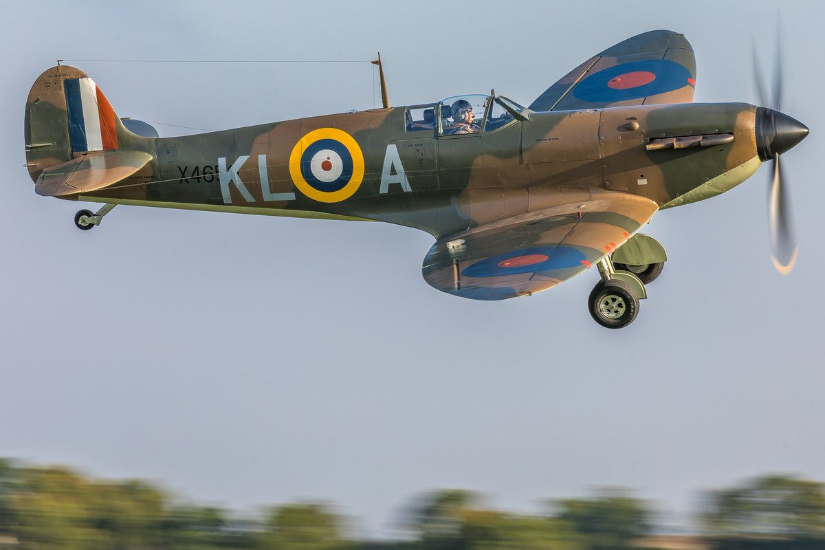ShutterbugWGC's tweet image. Rolph Meum in to land in the Comanche Fighters Supermarine Spitfire Mk. Ia X4650 at last October’s Imperial War Museum Duxford Flying Finale…@IWMDuxford @SpitfireFilly @I_W_M #SupermarineSpitfire #spitfire #rjmitchell #AvGeek #warbirds #dxfordairshowx