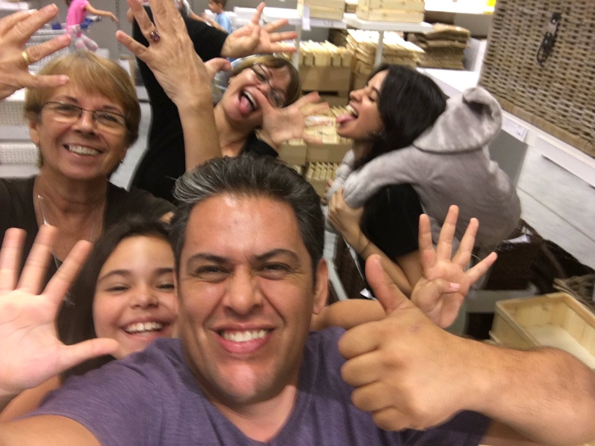 25.11.2016 | TWITTER - Família Cabello comemorando #9 de Bad Things no iTunes US (via <a href="/alejandrocabe12/">AC</a>)