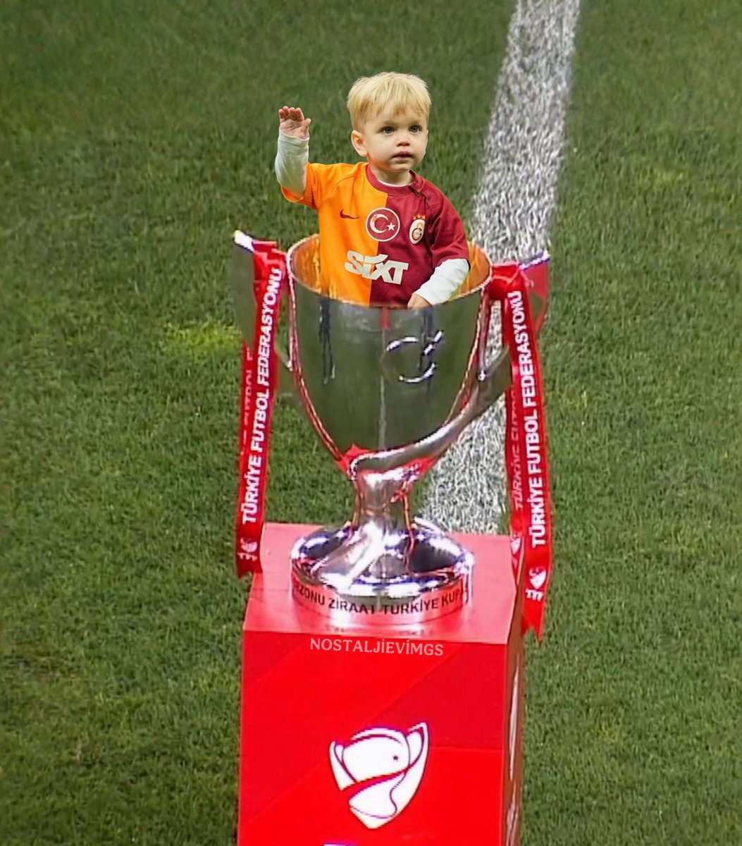 Elalem 11 senede 1 kupayı zor görürken bu çocuk haftada iki kupa görüyor.
 #TSvGSTSL
#KupaBeyiGALATASARAY