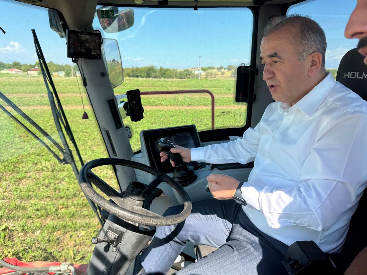 Bir çiftçinin ellerinde başladı yaşamın hikâyesi…

İnsanlık tarihi, tohumun toprağa düşmesiyle yazılmaya başladı.
Tarım, sadece besin değil; köyleri, kentleri, uygarlıkları var etti.
Ve her çağda, her coğrafyada, her medeniyetin temelinde çiftçi vardı.

Bugün hâlâ soframıza