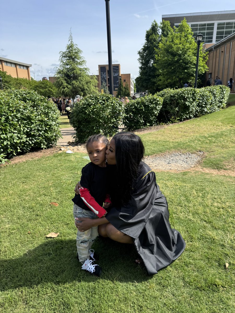 sothatsherr's tweet photo. Graduation day 💙🎉 https://t.co/NDWyoL3S3e