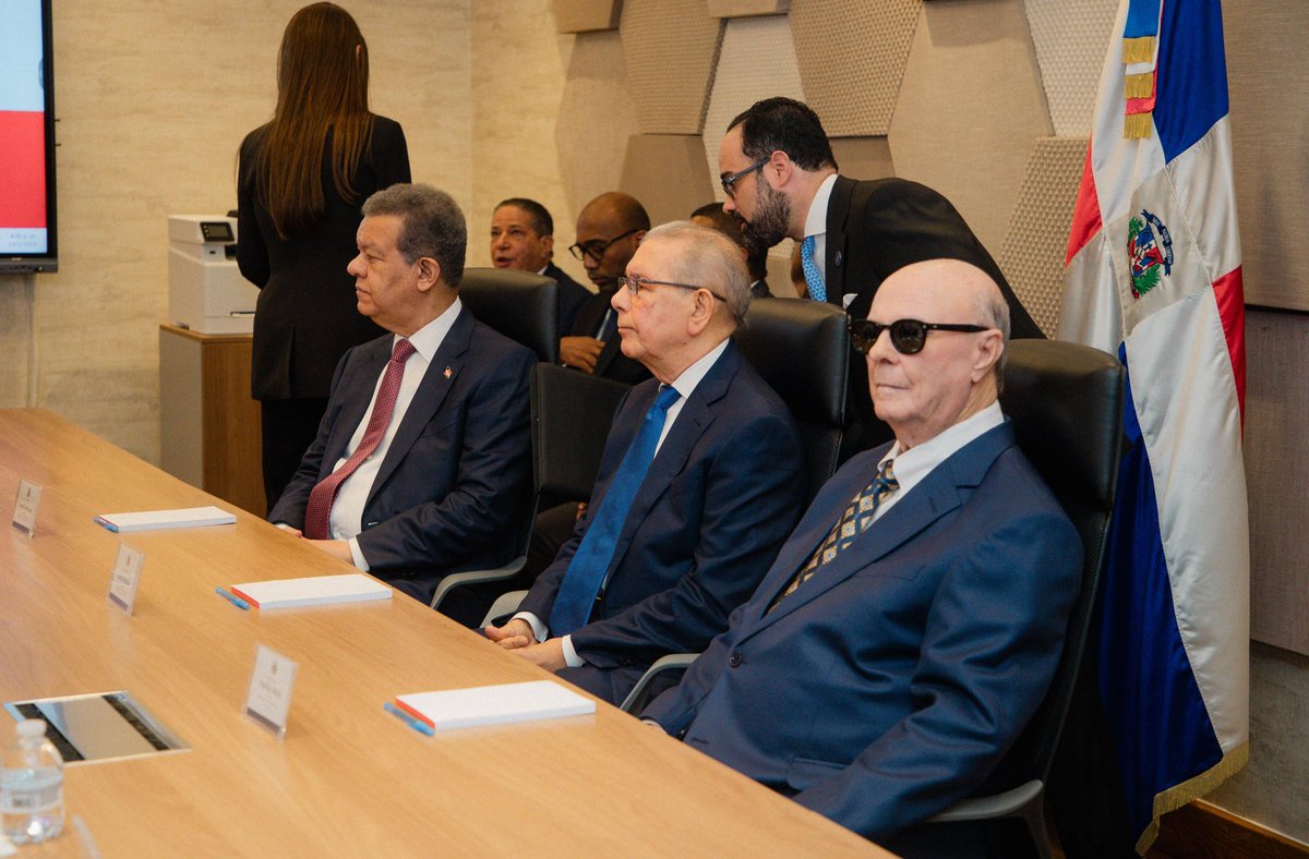 Hoy dimos un paso importante por la patria.

Junto al presidente Luis Abinader y mis colegas expresidentes, Leonel Fernández y Danilo Medina, participamos en una cumbre histórica para abordar con seriedad y espíritu patriótico la crisis que afecta a Haití y su impacto en nuestra