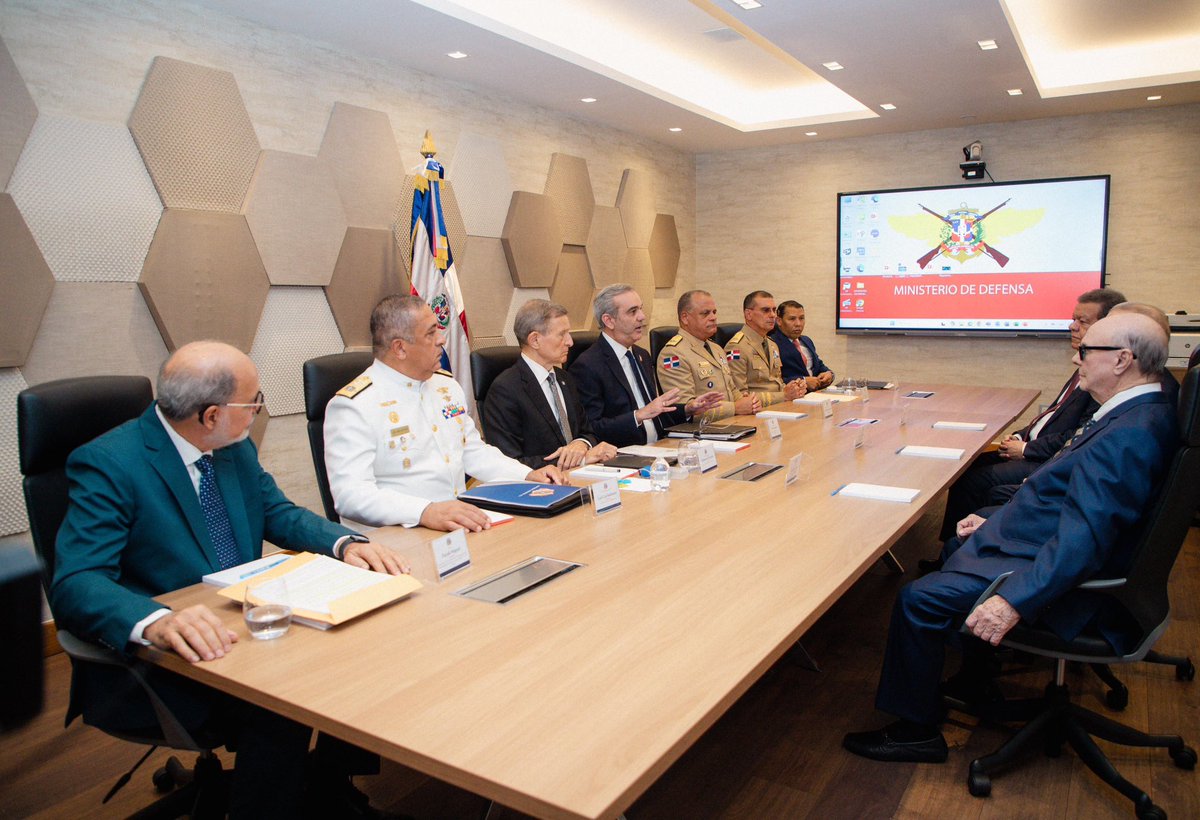 llegopapa's tweet photo. Hoy dimos un paso importante por la patria.

Junto al presidente Luis Abinader y mis colegas expresidentes, Leonel Fernández y Danilo Medina, participamos en una cumbre histórica para abordar con seriedad y espíritu patriótico la crisis que afecta a Haití y su impacto en nuestra seguridad nacional.

Conversamos con franqueza, con respeto y con compromiso. Acordamos trabajar juntos por una política exterior unificada, reforzar la defensa de nuestra frontera y mantener informado al país sobre los avances.

La unidad es clave para defender nuestra soberanía. Y en eso, no puede haber titubeos.