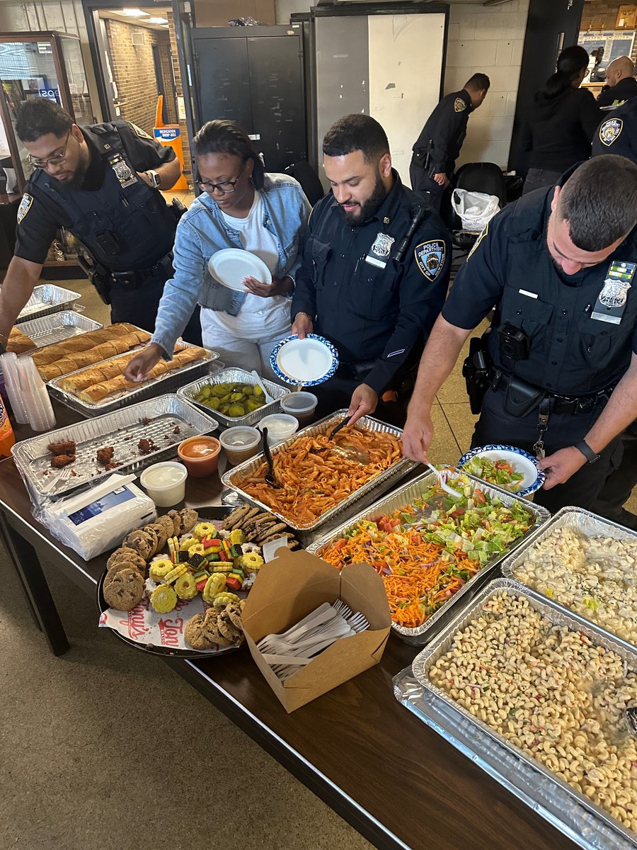 NYPD 83rd Precinct (@nypd83pct) on Twitter photo Huge thanks to <a href="/PS_376K/">PS 376 ๐ป๐</a> for the delicious lunch and the heartwarming handmade thank you cards from their amazing students!
Your kindness and support mean the world to our officers๐ Huge thanks to <a href="/PS_376K/">PS 376 ๐ป๐</a> for the delicious lunch and the heartwarming handmade thank you cards from their amazing students!
Your kindness and support mean the world to our officers๐