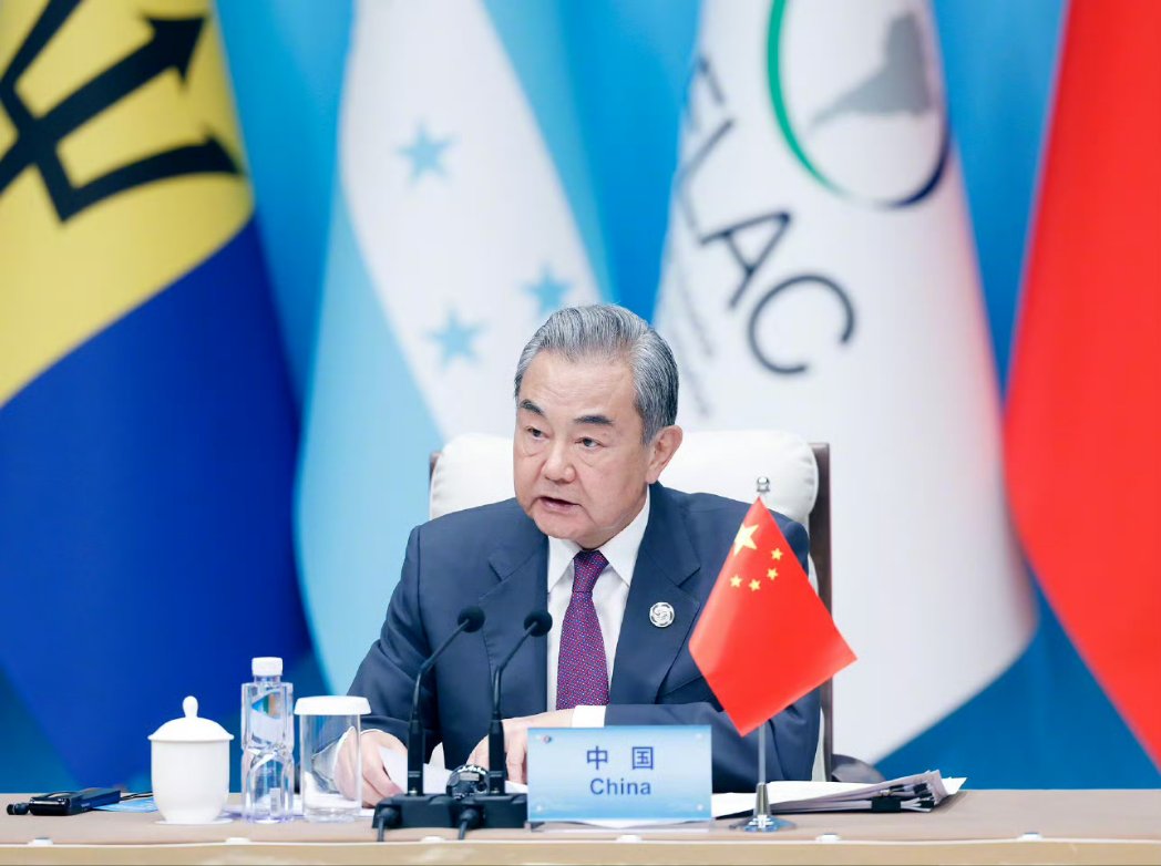 En ocasión de la IV Reunión Ministerial del Foro China-CELAC, Wang Yi, Ministro de Relaciones Exteriores y miembro del Buró Político del Comité Central del Partido Comunista de China, publicó un artículo titulado “Planificar juntos para el desarrollo y la revitalización,