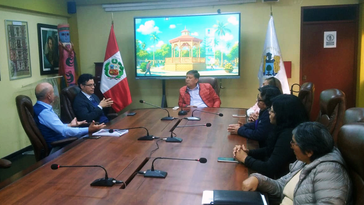 El director regional de <a href="/onuhabitat/">ONU HABITAT América Latina y El Caribe</a> <a href="/ElkinVelasquezM/">Elkin Velásquez</a> y el coordinador para los #PaísesAndinos <a href="/ChitiRoi/">Roi Chiti</a> visitaron <a href="/MunicChancay/">MUNICIPALIDAD DISTRITAL DE CHANCAY</a> 🇵🇪, donde junto al alcalde se suscribió un memorando para fortalecer la cooperación hacia una urbanización sostenible y planificada para este distrito.