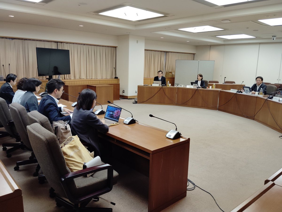 5/9、住民監査請求の口頭陳述が行われ、請求者から2人、代理人から1人が陳述を行いました。監査委員からは、防災や景観、子どもの遊び場などにおける具体的な不利益など問われ、それぞれ的確に答えました。請求に対する回答は、6月初旬までに文書で届くとのこと。
住民の要望を受け止めてほしい。