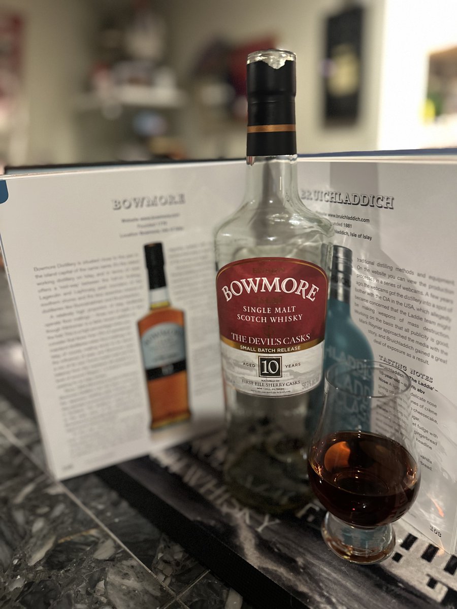 DartmouthDrams's tweet photo. Letting go is hard to do.
@bowmore
๐ photobomb is always easy for Pekoe๐ฅ
#heelslayer
#whiskyfabric https://t.co/nrM96uM2ya