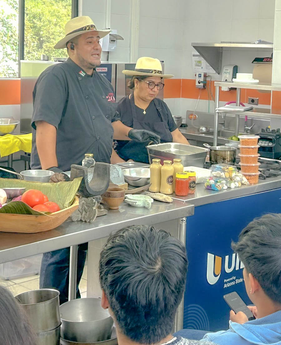 ManabiMilenaria's tweet photo. 📍Quito | El chef manabita Luis Alberto Balda destaca en la Semana Manabita que se desarrolla en la @UIDE  
 con el auténtico sabor de nuestra tierra. 🌽🔥
Combina técnica, tradición y pasión para mostrar al país la riqueza culinaria de Manabí.
 #GastronomíaMilenaria https://t.co/0DBbsxlZQv