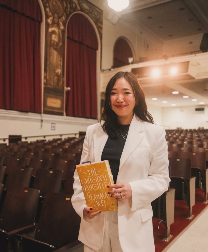 School of Humanities, NTU Singapore (@ntu_humanities) on Twitter photo 𝐓𝐡𝐞 𝐎𝐫𝐢𝐠𝐢𝐧𝐚𝐥 𝐃𝐚𝐮𝐠𝐡𝐭𝐞𝐫 𝐛𝐲 𝐉𝐞𝐦𝐢𝐦𝐚𝐡 𝐖𝐞𝐢 – 𝐀 𝐒𝐭𝐮𝐧𝐧𝐢𝐧𝐠 𝐋𝐢𝐭𝐞𝐫𝐚𝐫𝐲 𝐃𝐞𝐛𝐮𝐭
<a href="/jemmawei/">Jemimah James Wei / 魏信子</a>, our alumna of NTU English (BA and MA), makes her dazzling literary debut with The Original Daughter - Learn more at jemmawei.com 𝐓𝐡𝐞 𝐎𝐫𝐢𝐠𝐢𝐧𝐚𝐥 𝐃𝐚𝐮𝐠𝐡𝐭𝐞𝐫 𝐛𝐲 𝐉𝐞𝐦𝐢𝐦𝐚𝐡 𝐖𝐞𝐢 – 𝐀 𝐒𝐭𝐮𝐧𝐧𝐢𝐧𝐠 𝐋𝐢𝐭𝐞𝐫𝐚𝐫𝐲 𝐃𝐞𝐛𝐮𝐭
<a href="/jemmawei/">Jemimah James Wei / 魏信子</a>, our alumna of NTU English (BA and MA), makes her dazzling literary debut with The Original Daughter - Learn more at jemmawei.com