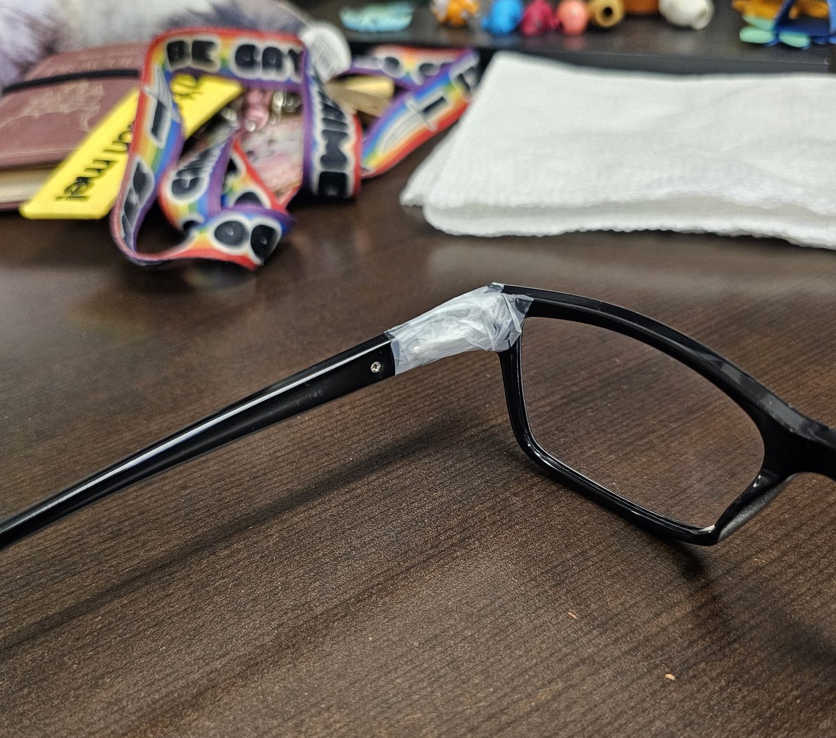 zackiswackk's tweet photo. Not my glasses breaking in the middle of work. 😭😭😭 https://t.co/1nkTHtD953
