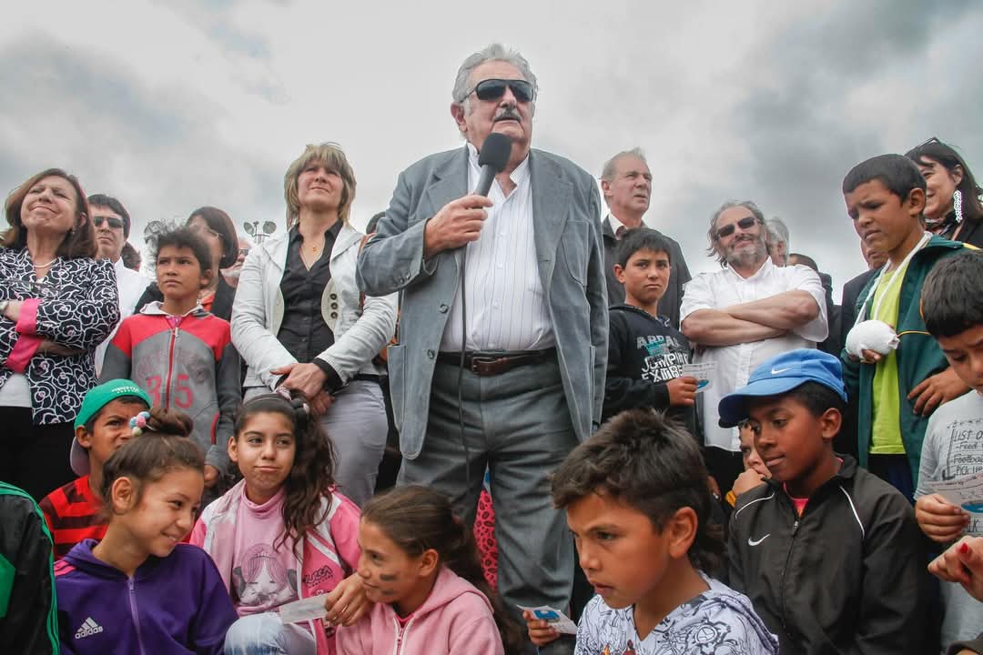 Lo__PB's tweet image. ¡Cómo el pueblo no va a estar en la calle haciendo fila para despedirse, si él supo estar mano a mano con el pueblo en las mismas calles!
Salúd Pepe! Hasta la victoria!

Inauguración Plaza Casavalle
10/12/2013