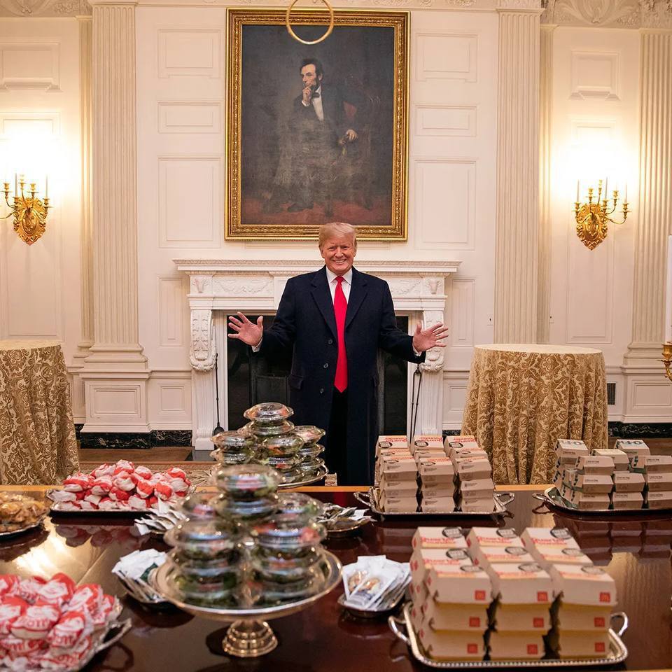 π¨ BREAKING: "Un trader di memecoin di Trump organizza una cena con il Presidente: 1.200 dollari a persona per un'esperienza esclusiva!"